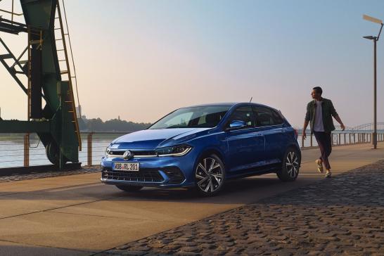 Volkswagen Polo d'occasion sur les rives d'un port